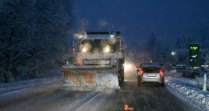 Atak zimy na Pomorzu. Zasypanych wiele dróg, jest apel policji