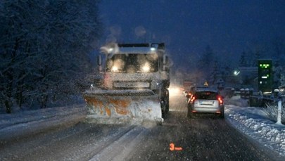 Atak zimy na Pomorzu. Zasypanych wiele dróg, jest apel policji