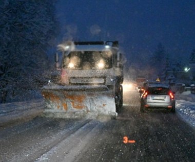 Atak zimy na Pomorzu. Zasypanych wiele dróg, jest apel policji