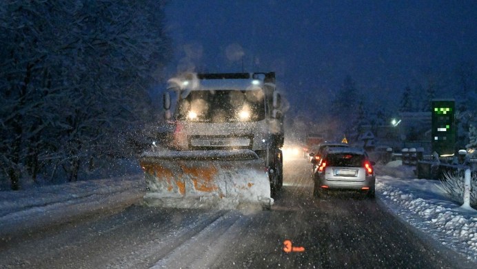 Atak zimy na Pomorzu. Zasypanych wiele dróg, jest apel policji