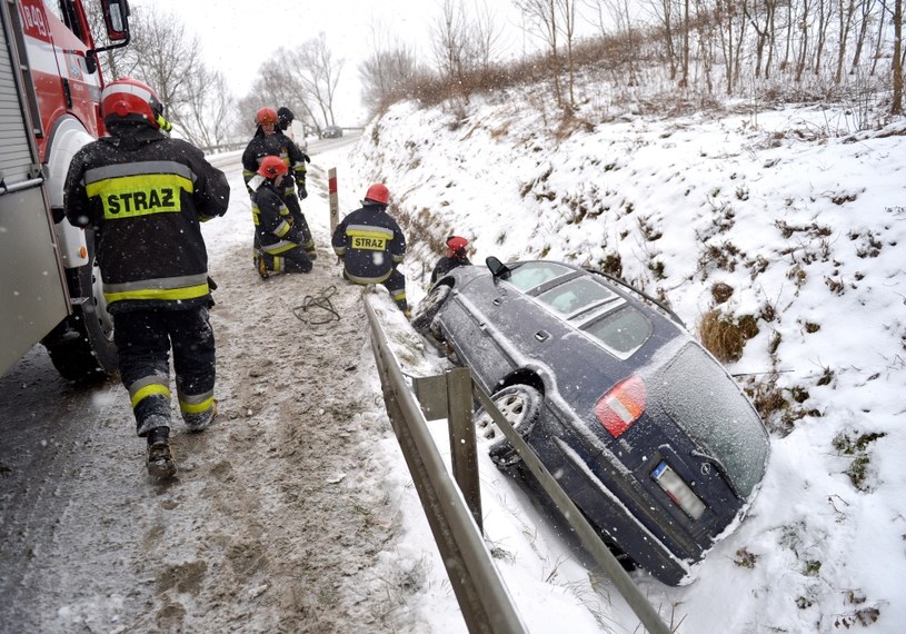 Atak zimy oznacza utrudnione warunki na drogach /Darek Delmanowicz /PAP