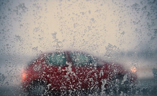 Atak zimy: Trudne warunki na drogach, w prognozach śnieg 