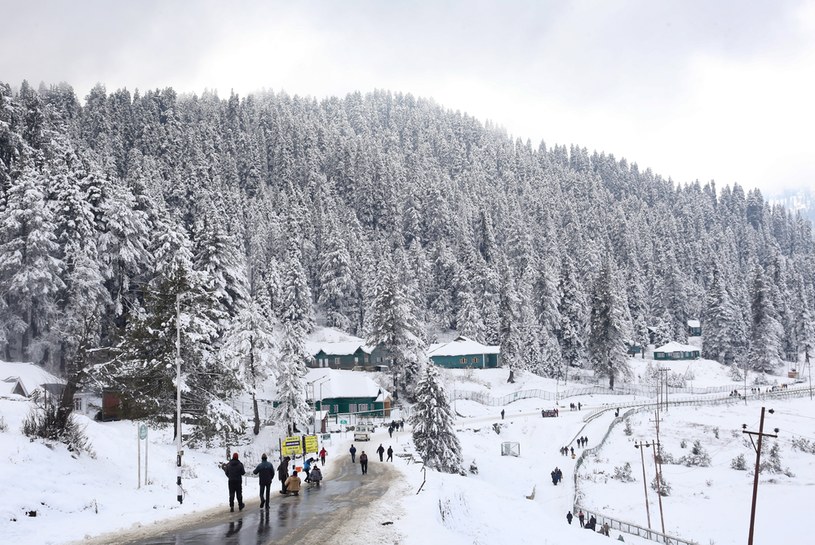 Atak zimy w Karakorum zmotywował wielu turystów do przyjazdu, aby zobaczyć biały puch na żywo /Sajad Hameed/Pacific Press/LightRocket /Getty Images