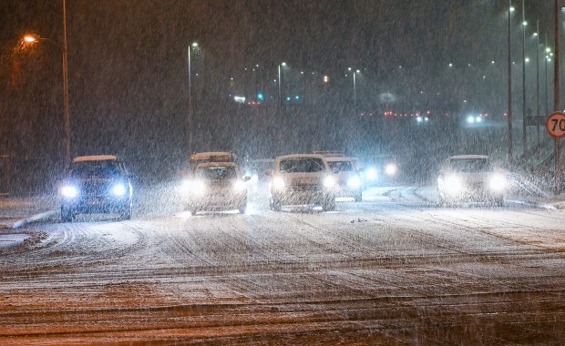 Atak zimy w Szczecinie. Autobusy stanęły w poprzek jezdni