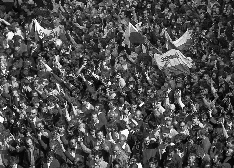 Atak ZOMO na ludzi zgromadzonych przed katedrą Świętego Jana Chrzciciela na Starówce. 1983 rok. /Andrzej Rybczyński  /PAP