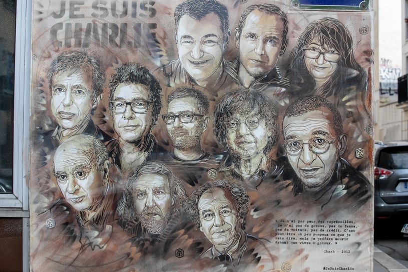 Ataki rozpoczęli bracia Cherif i Said Kouachi, którzy 7 stycznia 2015 roku ostrzelali z broni maszynowej redakcję "Charlie Hebdo" za publikację karykatur Mahometa /Marc Piasecki /Getty Images