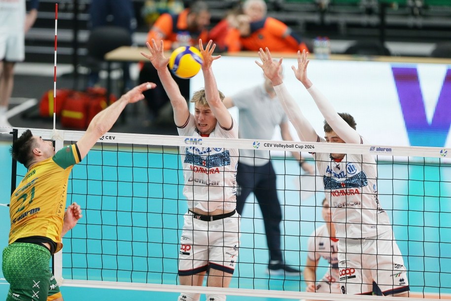 Atakujący Karol Butryn oraz blokujący: Ferre Reggers i Agustin Loser z Allianz Milano /Jarek Praszkiewicz /PAP