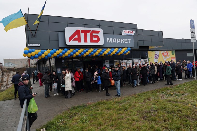 ATB to ukraińska sieć hipermarketów. Od początku wojny wspiera działania humanitarne, zapewniając potrzebne artykuły. Otwarcie ATB w wyzwolonym Chersoniu było wręcz jednym z symboli wypędzenia Rosjan /REUTERS/Murad Sezer /© 2022 Reuters