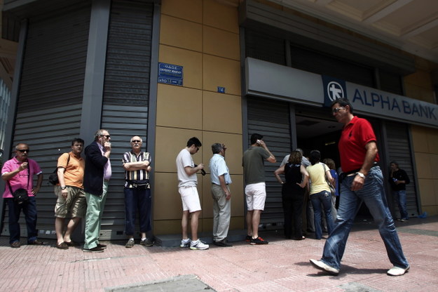 Ateńczycy w kolejce do bankomatu /PAP/EPA/ALEXANDROS VLACHOS /PAP/EPA