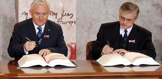 Ateny: 16.04.2003. Premier Leszek Miller i szef dyplomacji Włodzimierz Cimoszewicz podpisują w imieniu Polski Traktat Akcesyjny /Radek Pietruszka /PAP