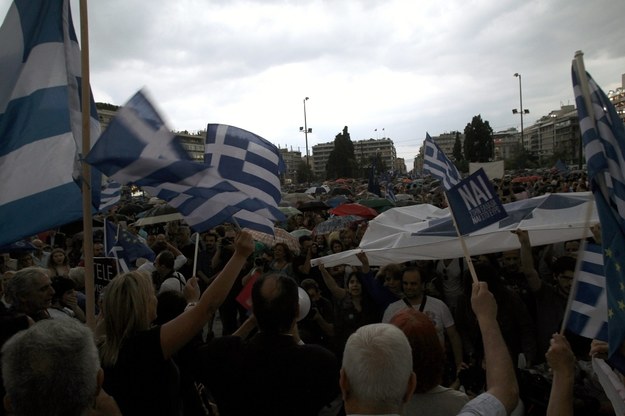 Ateny. Demonstracja zwolenników porozumienia z Zachodem i głosowania w referendum na "tak" /SIMELA PANTZARTZI  /PAP/EPA