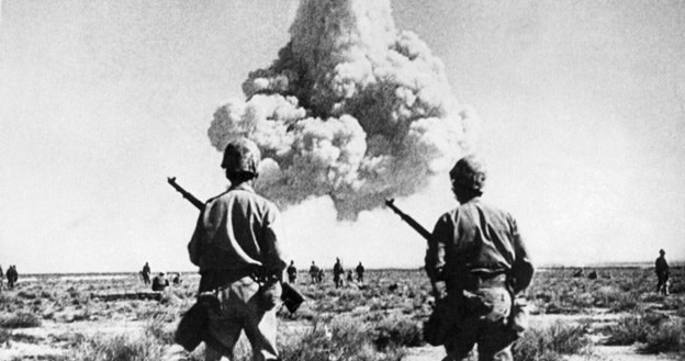 Atomowy grzyb nad Nevadą: Amerykanie zawsze lubili dbać o realizm ćwiczeń /AFP