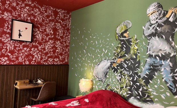 Atrakcja turystyczna w Paryżu. Można spędzić wakacje w „Hotelu Banksy'ego”