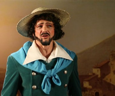 Atrakcyjna kobieta  ma w sferach rządzących miasteczkiem bardzo duże wpływy. W wyniku jej działań, śpiewak traci pracę i zostaje zepchnięty na samo dno życia społecznego.