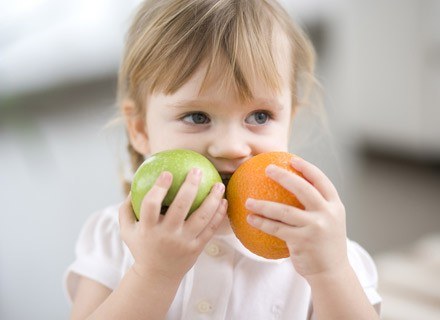 Atrakcyjnie podane owoce dzieciom, silnie wpływa na konsumpcję /ThetaXstock