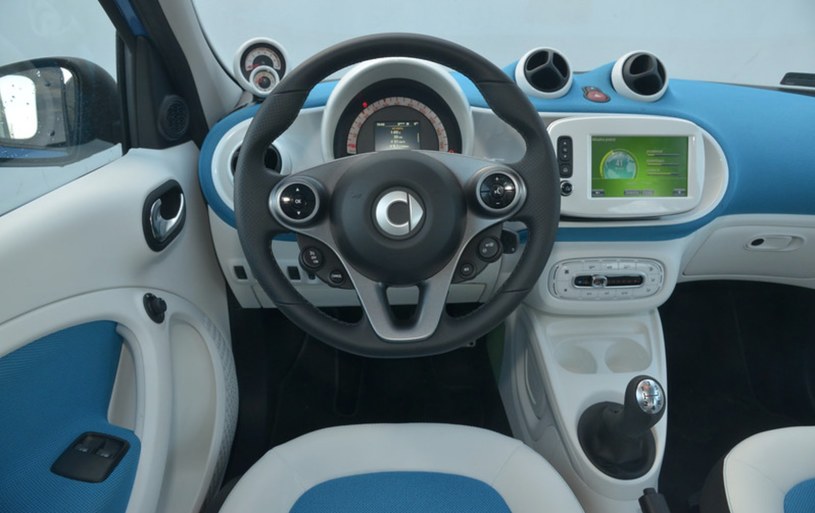 Atrakcyjny, biało-niebieski kokpit to wyróżnik testowanej odmiany Proxy. Umieszczone na lewo od kierownicy obrotomierz wraz z zegarem w każdej wersji Smarta wymagają dodatkowej opłaty 600 zł. /Motor