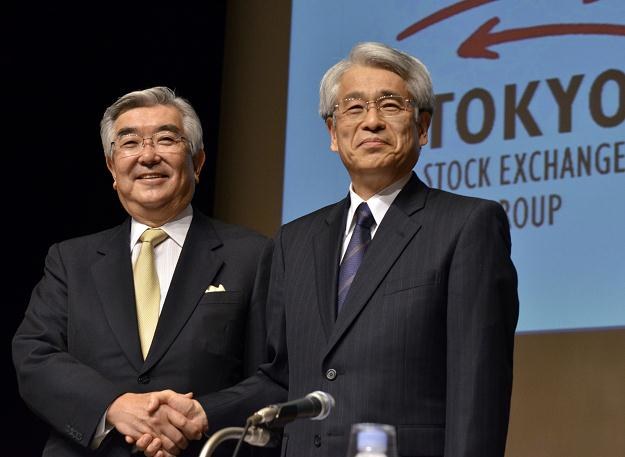 Atsushi Saito (L), prezes Tokyo Stock Exchange i Michio Yoneda (P), prezes Osaka Securities Exchange /AFP