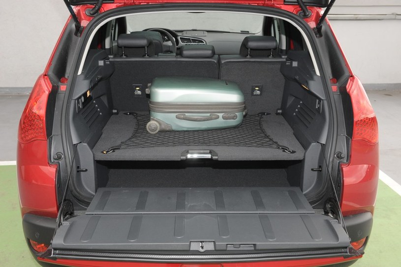 Atutem Peugeota 3008 jest duży bagażnik (o pojemności od 512 do 1604 l) z mocną, podwójną podłogą, która zwiększa jego funkcjonalność. Tylna klapa dzieli się na dwie części – górną i dolną, na której można nawet siadać. /Motor