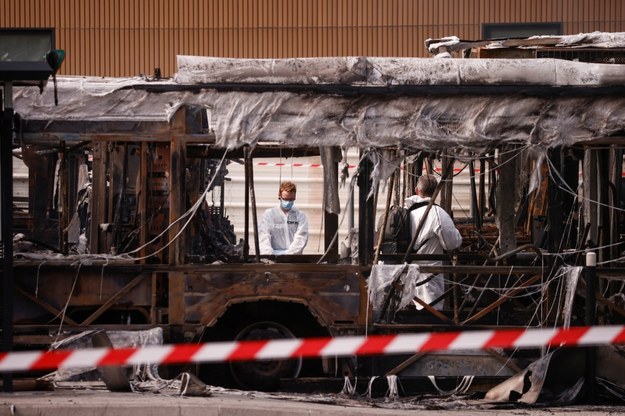 Aubervilliers. Policyjni technicy przy spalonym w czasie zamieszek autobusie /YOAN VALAT  /PAP