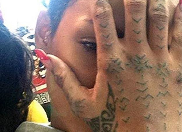 Auć, to musiało boleć! Rihanna prezentuje nowy tatuaż /