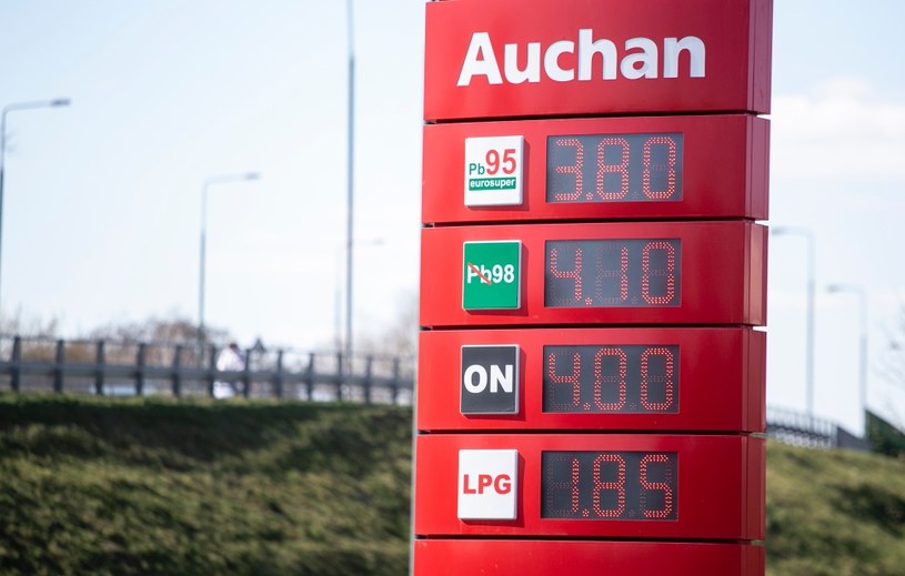 Auchan ma w swojej sieci także stacje benzynowe /Krystian Dobuszyński/Polska Press /Getty Images