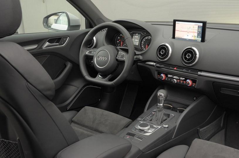 Audi A3 Limousine 1.4 TFSI S tronic Ambition: deska rozdzielcza wykonana ze świetnych materiałów. Wskazówki czytelnych zegarów startują z godziny 6, a przełączniki i pokrętła działają z wysoką precyzją. Uwagę zwraca minimalistyczna konsola środkowa z panelem klimatyzacji. /Motor