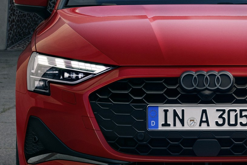 Audi A3 po liftingu. Wyróżnikiem odświeżonej wersji jest nowy grill, logo oraz przeprojektowane światła do jazdy dziennej /Audi /materiały prasowe