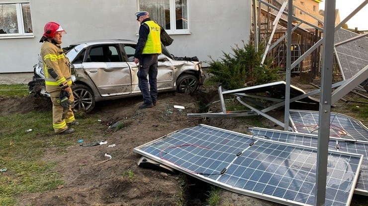 Audi A3 zniszczyło panele fotowoltaiczne /prostozopolskiego.pl /Informacja prasowa