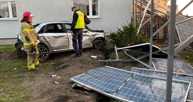 Audi A3 zniszczyło panele fotowoltaiczne /prostozopolskiego.pl /Informacja prasowa