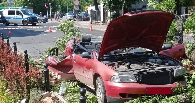 Audi A4, którym jechały kobiety, zostało całkowicie zmiażdżone /Policja