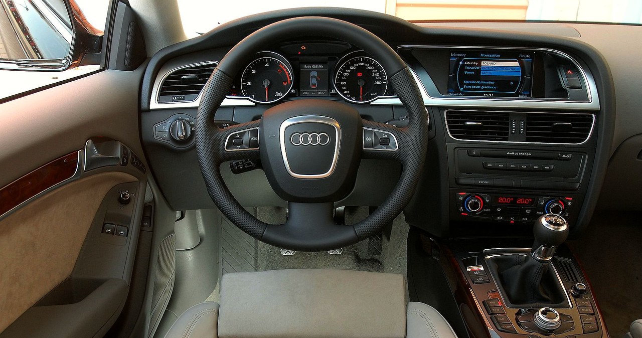 Audi A5 deska /Motor