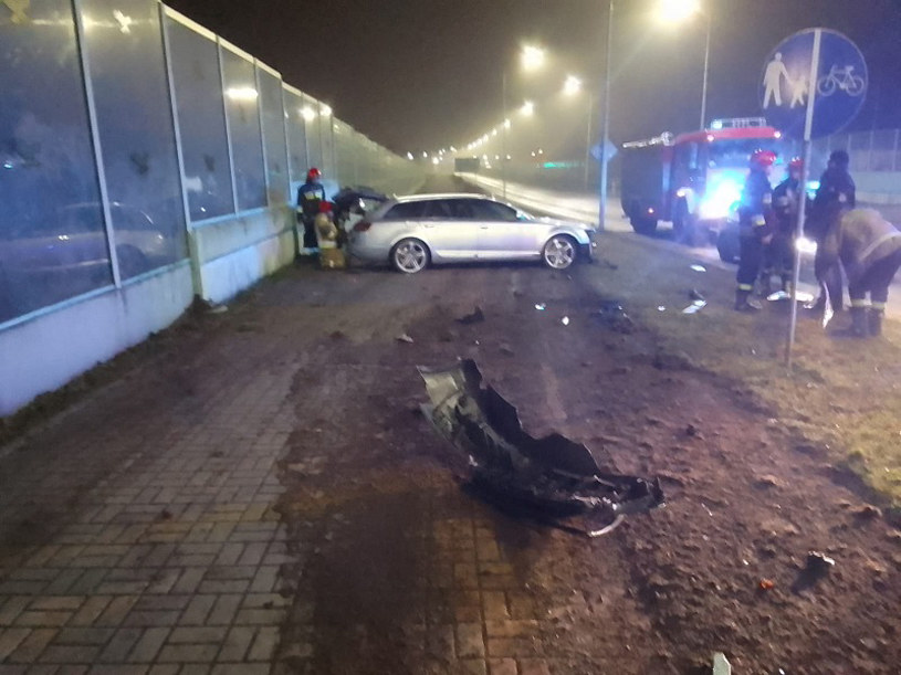 Audi A6 rozbite na rondzie w Czułchowie /Policja