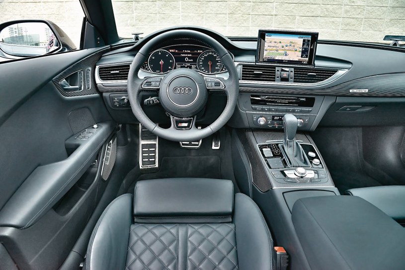 Audi A7 Sportback 3.0 TDI S tronic quattro: A7 to ideał pod względem ergonomii. Wnętrze nie zmieniło się przy okazji liftingu – efektowna kierownica to część pakietu S line. /Motor