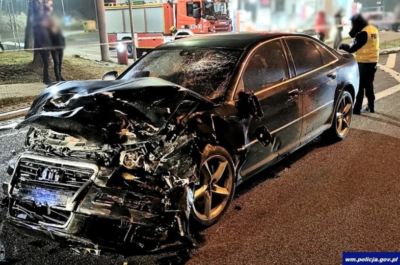 Audi A8 którym pędził sprawca zostało mocno uszkodzone, ale kierowca wyszedł niemal bez szwanku /Policja