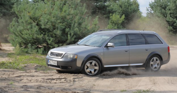 Audi Allroad wyróżnia podwyższone zawieszenie z regulacją wysokości, większe koła oraz osłonki z tworzyw sztucznych na dolnych częściach karoserii. /Motor