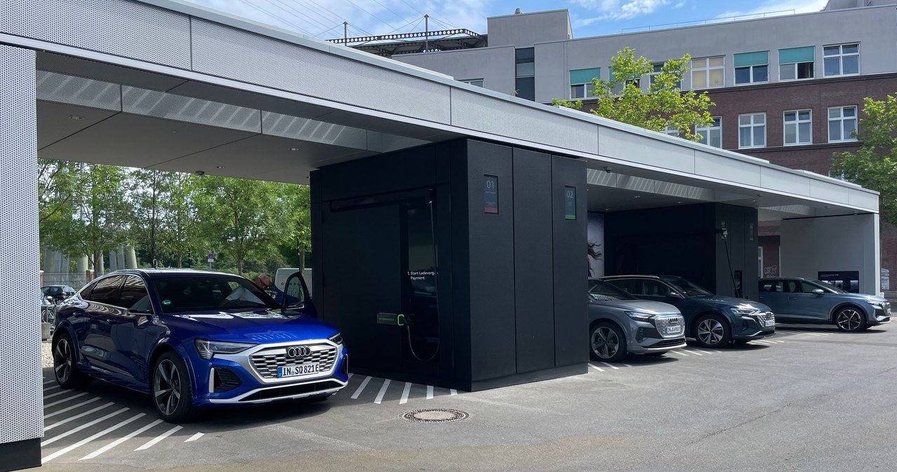 Audi Charging Hub w Berlinie może ładować jednocześnie nawet cztery samochody. Łączna moc ładowarek to 320 kW /Sebastian Kościółek /INTERIA.PL