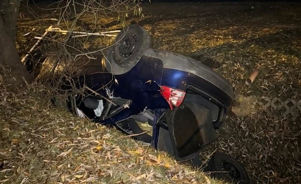 Audi dachowało i wpadło do rowu. Po przyjeździe policji auto było puste 