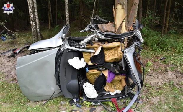 Audi owinęło się wokół drzewa. 20-latek nie przeżył