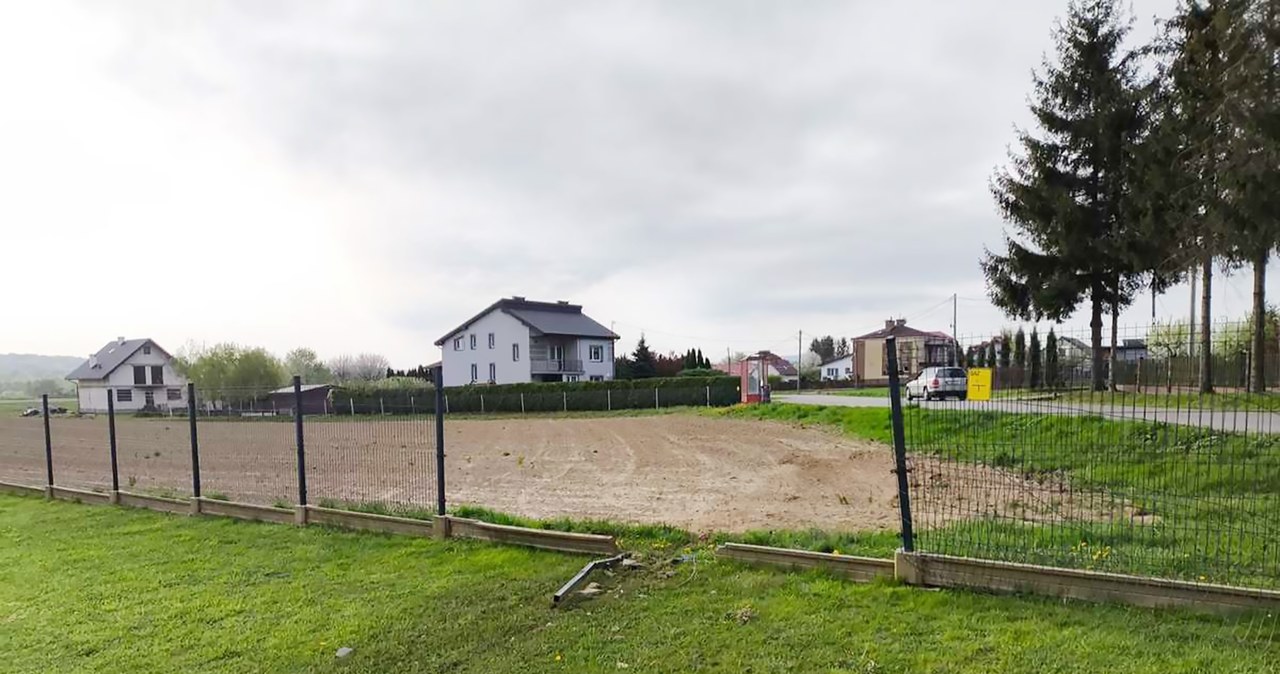 Audi przebiło ogrodzenie i przeleciało przez prywatną posesję /Policja