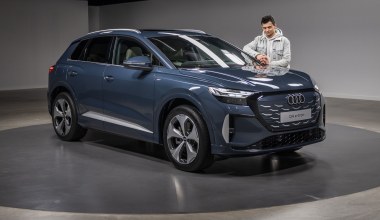 Audi Q4 e-tron ma większą moc, zasięg i największy ekran. Podłączysz do niego wiertarkę