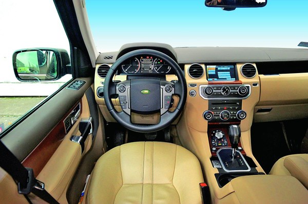 Audi Q7, Land Rover Discovery 4 zdj.14 magazynauto
