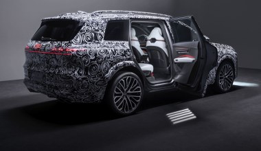 Audi Q9 nadjeżdża. Ma elektryczne drzwi i potężny, podświetlany szyberdach