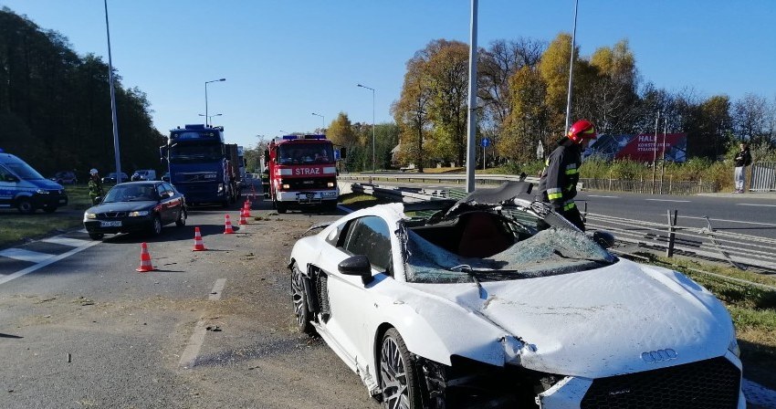 Audi R8 po wbiciu się w barierki poważnie dachowało. /Policja