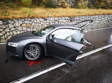 0007OUH7XBRW8HO3-C307 Audi R8 rozpadło się na pół w wyniku kolizji