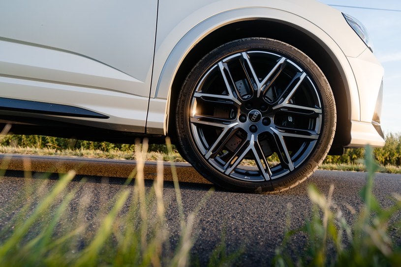 Audi RS Q3 edition 10 years wyróżniają 21-calowe felgi z podwójnymi ramionami /Jan Guss-Gasiński