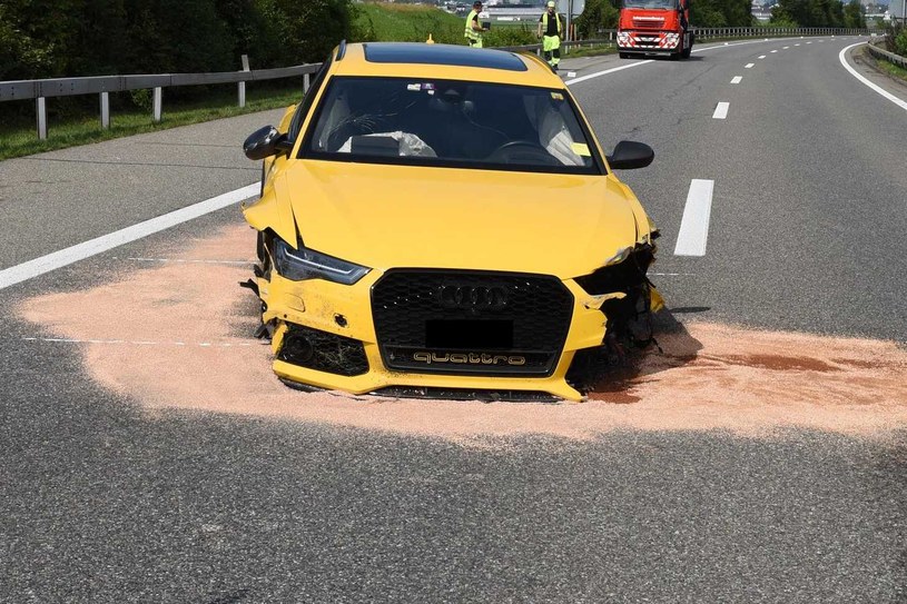 Audi RS6 straciło oba przednie koła /fot. Kantonspolizei Zürich /