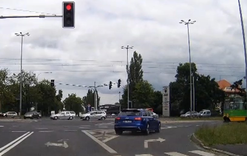 Audi RS6 zignorowało czerwone światło na skrzyżowaniu /Informacja prasowa