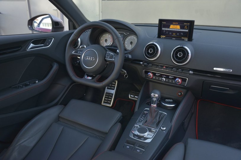 Audi S3 Limousine: wyśmienita jakość wykonania i zastosowanych materiałów. Przełączniki i przyciski działają bardzo precyzyjnie. Uwagę zwraca minimalistyczna konsola środkowa jedynie z panelem klimatyzacji. /Motor