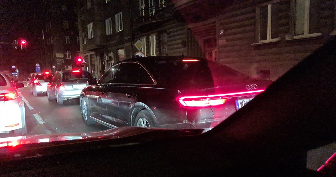Audi Służby Ochrony Państwa zaraz skręci na buspas i zaparkuje na chodniku /INTERIA.PL