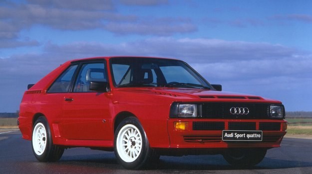 Audi Sport Quattro zadebiutowało we Frankfurcie dokładnie 30 lat temu, w 1983 roku. Napędzany 306-konnym silnikiem model powstał z myślą o rywalizacji w rajdach i na trwałe zapisał się w historii motorsportu. Walter Röhrl wygrał nim w 1987 roku wyścig na szczyt Pikes Peak. /Audi